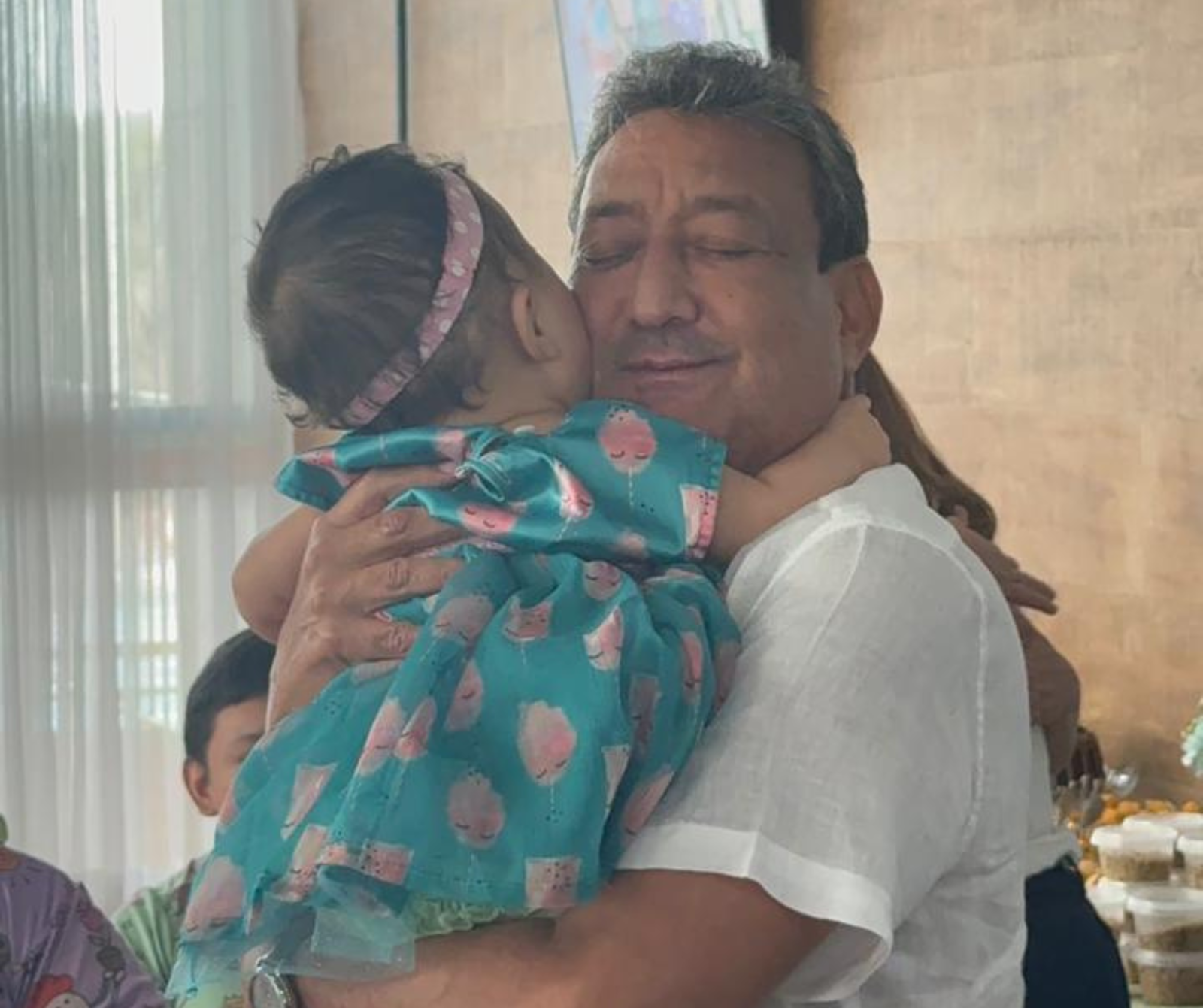 Abrigo Moacyr Alves presta homenagem ao diretor-presidente da VV Refeições, Vanderley Bastos, por gesto de solidariedade que marcou a Feijoada Beneficente. Abrigo Moacyr Alves presta homenagem ao diretor-presidente da VV Refeições, Vanderley Bastos, por gesto de solidariedade que marcou a Feijoada Beneficente.