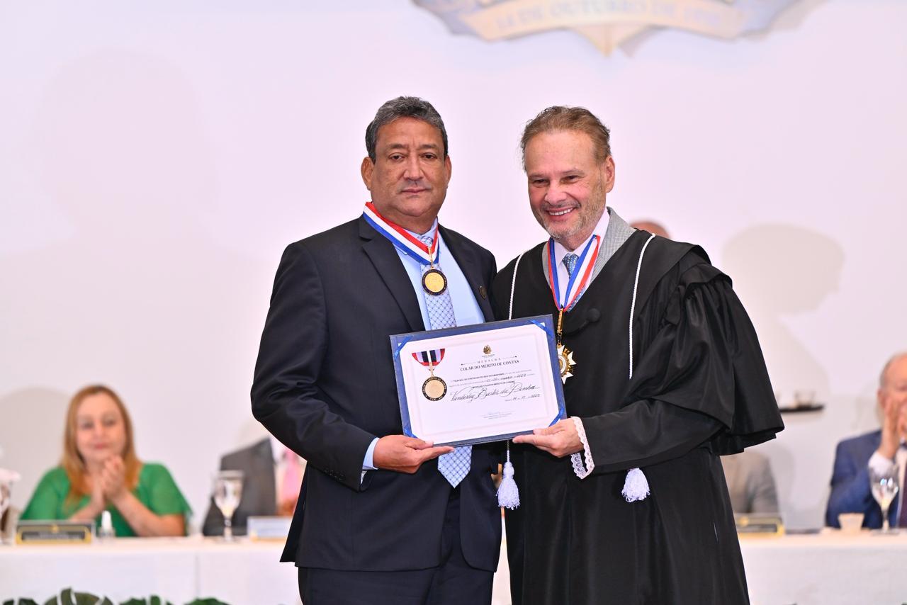 Vanderley Bastos recebeu a Medalha “Colar do Mérito de Contas 2025” em solenidade do Tribunal de Contas do Amazonas. Vanderley Bastos recebeu a Medalha “Colar do Mérito de Contas 2025” em solenidade do Tribunal de Contas do Amazonas.