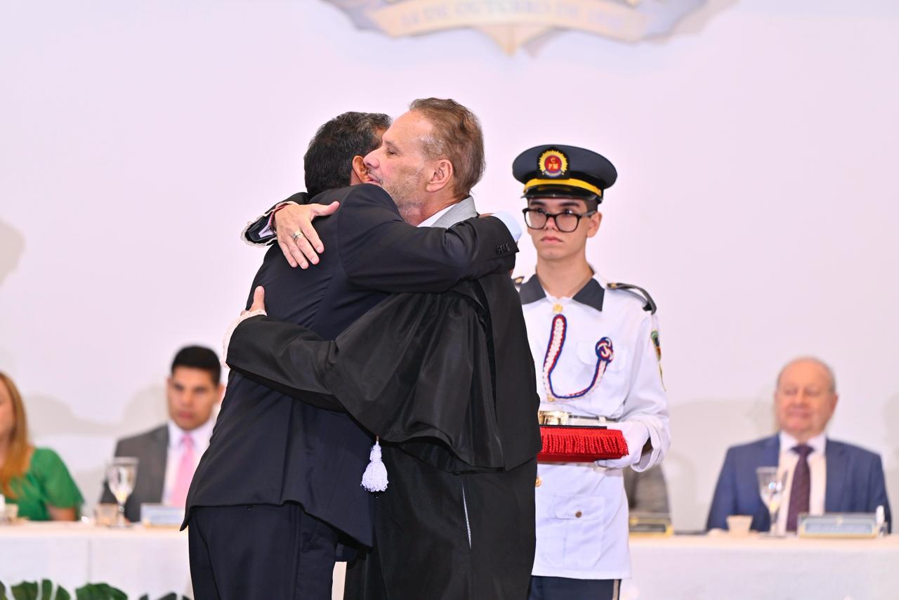 Vanderley Bastos recebeu a Medalha “Colar do Mérito de Contas 2025” em solenidade do Tribunal de Contas do Amazonas. Vanderley Bastos recebeu a Medalha “Colar do Mérito de Contas 2025” em solenidade do Tribunal de Contas do Amazonas.